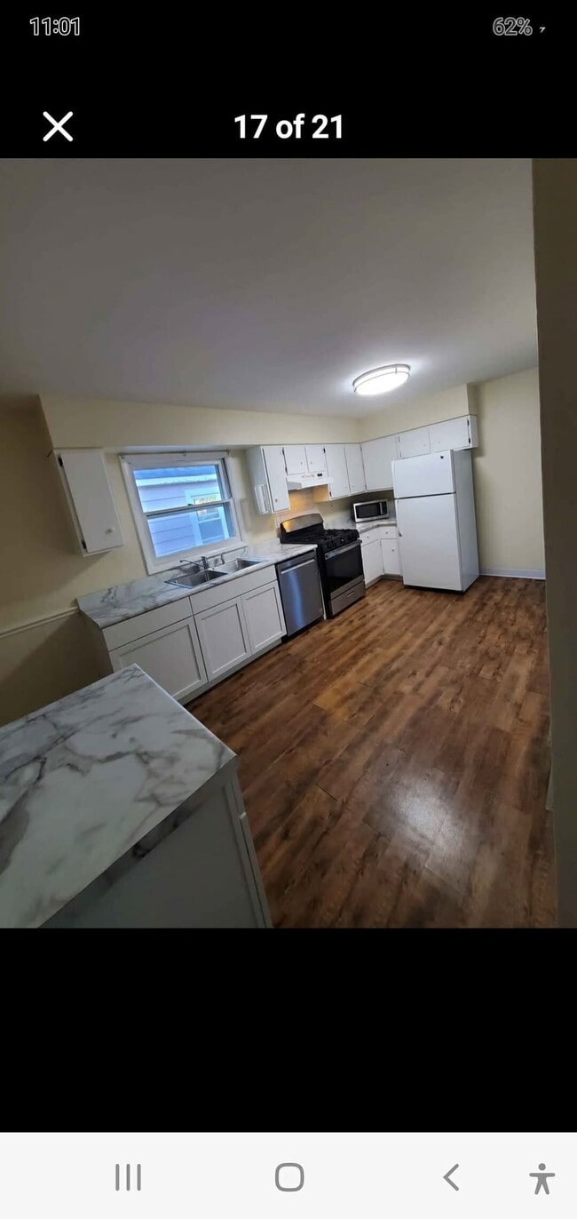 Building Photo - 209 E Pineview Dr
