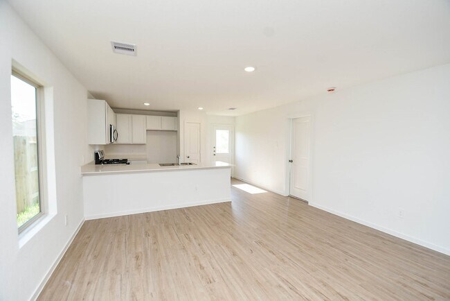 Building Photo - 1542 San Sebastien Dr