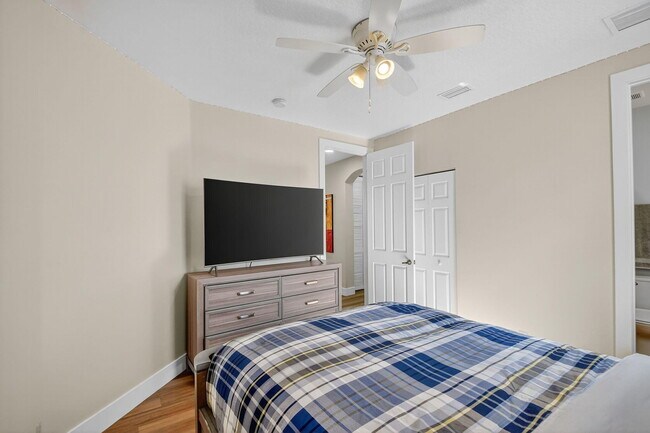 Building Photo - 9167 Oak Alley Dr