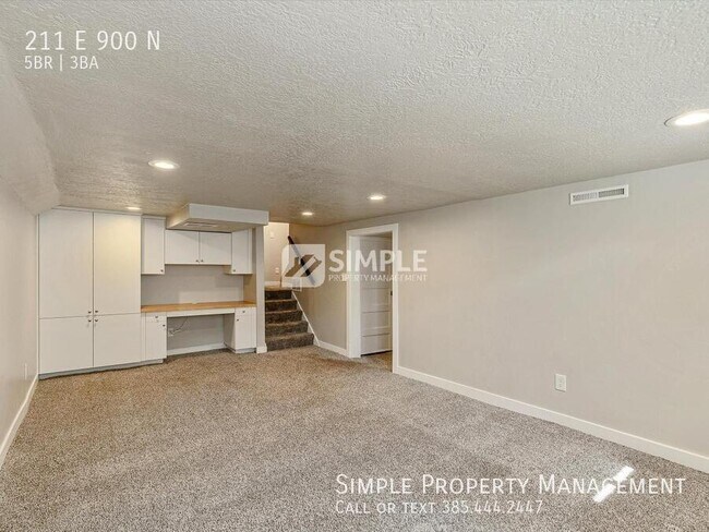 Building Photo - 211 900 N