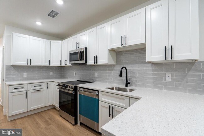 Building Photo - 1824 N Bouvier St