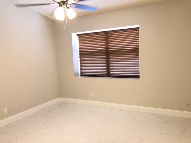 Building Photo - 3711 Carambola Cir N