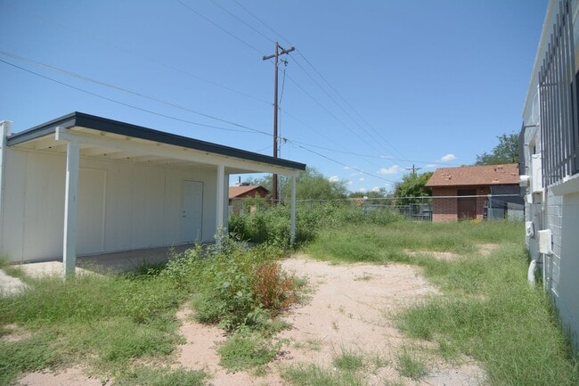 Building Photo - Remodeled 3 Bedroom 2 Bath Duplex! South Central Tucson Location!