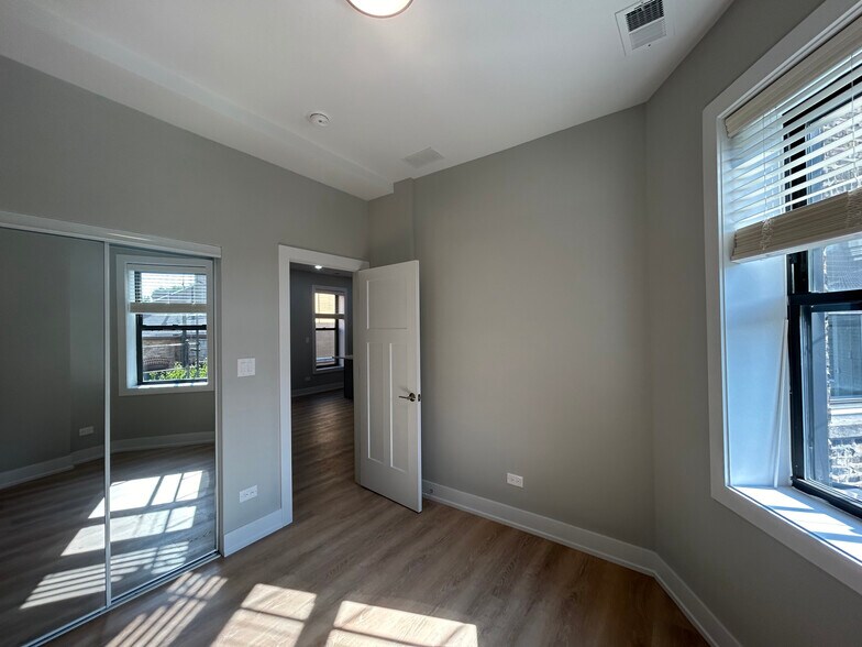 Building Photo - 423 W Belden Ave