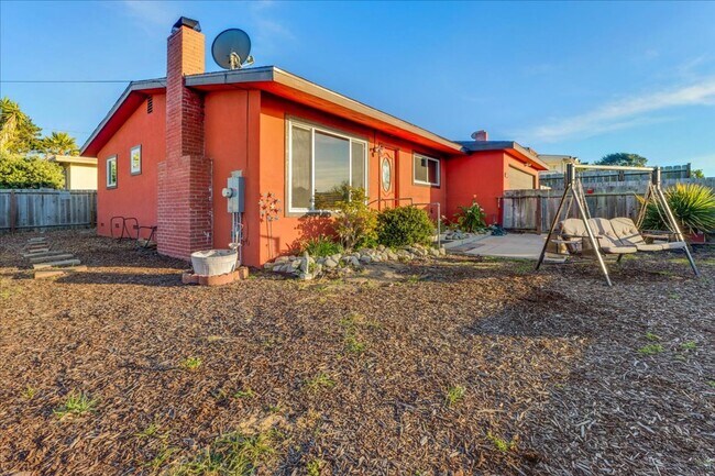 Building Photo - Upper Seaside 3 Bedroom / 1.5 Bath with Ocean Views