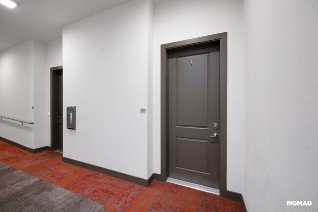Building Photo - Charming 2BR-2BA Condo in Aurora Town Center