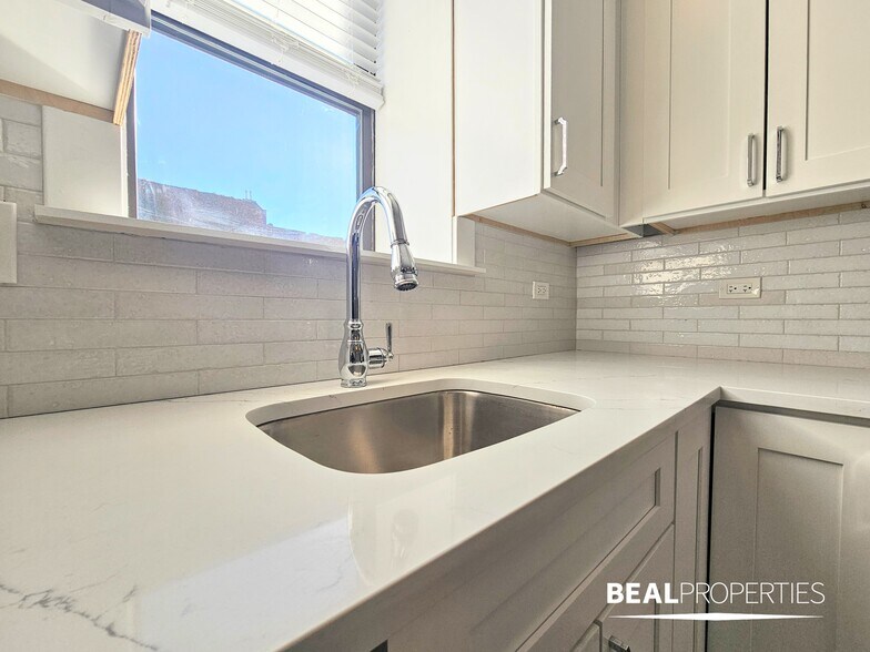 Building Photo - 3935 N Janssen Ave