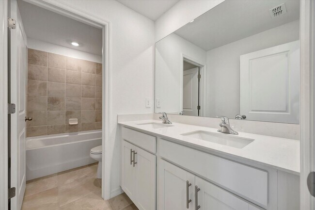 Building Photo - Lakewood Ranch Newer Build - 5 Bedroom Hom...