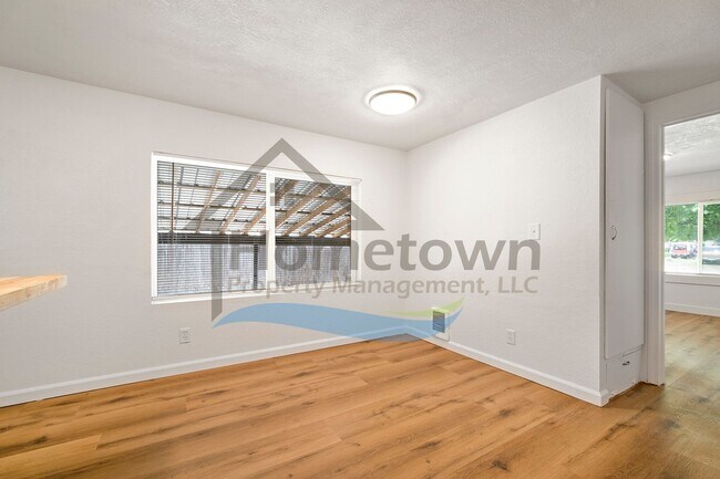 Building Photo - 104 E 15th Ave