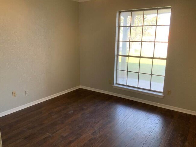 Building Photo - Spacious 4 bedroom 2 bath with lots of par...