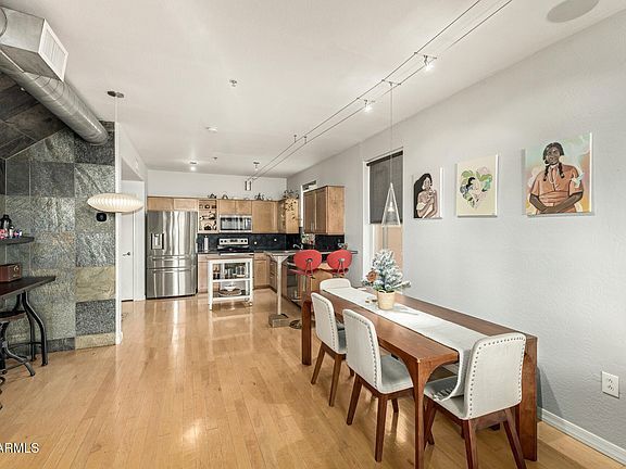 Building Photo - 706 E Washington St