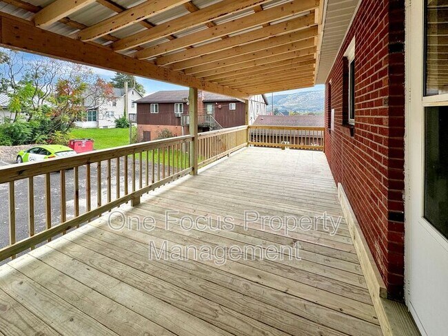 Building Photo - 610 Huston St
