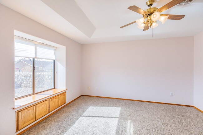 Building Photo - Inviting 3 Bed 2 Bath - Pet Friendly!