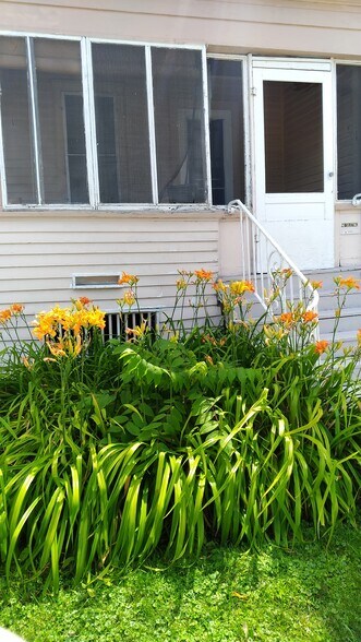 Front Porch - 20 W 9th St