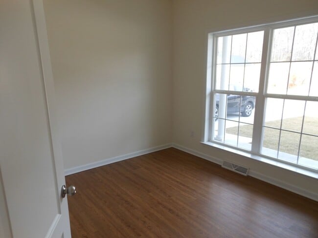 Building Photo - Dont miss out on this great home! Availabl...