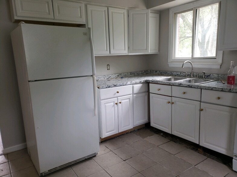 Building Photo - 682 Oswego Ave