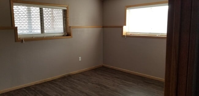 Building Photo - Private Split Level Home
