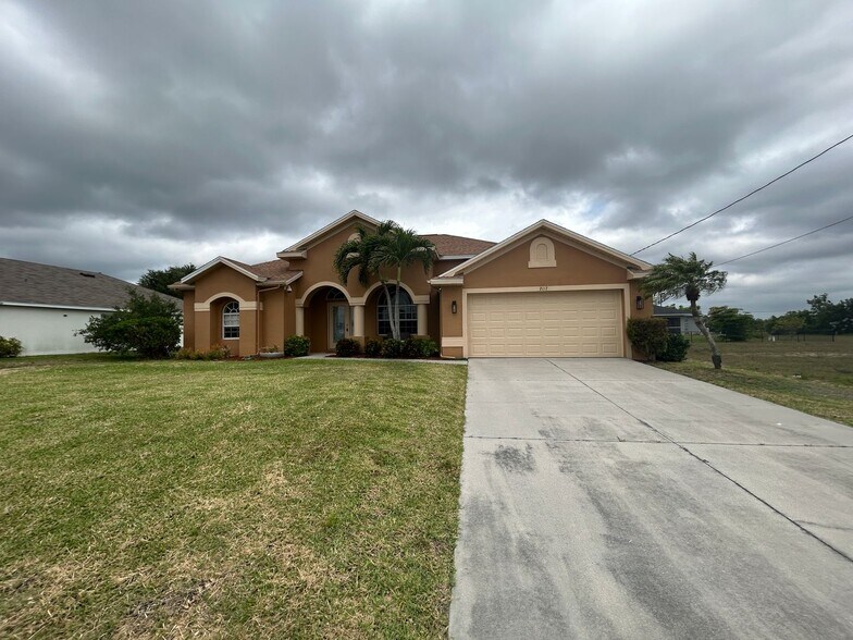 Building Photo - Gorgeous 4/2 wont last long