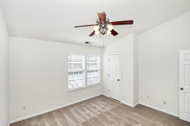 Building Photo - Luxury Townhome minutes from Uptown!