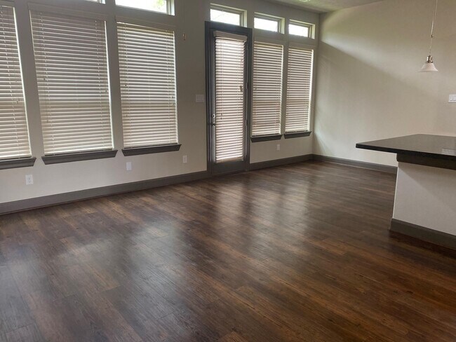 Building Photo - 102 Aventura Pl