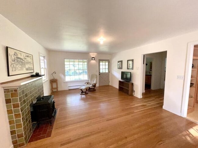 Building Photo - Private Cottage In the Country - in the ci...