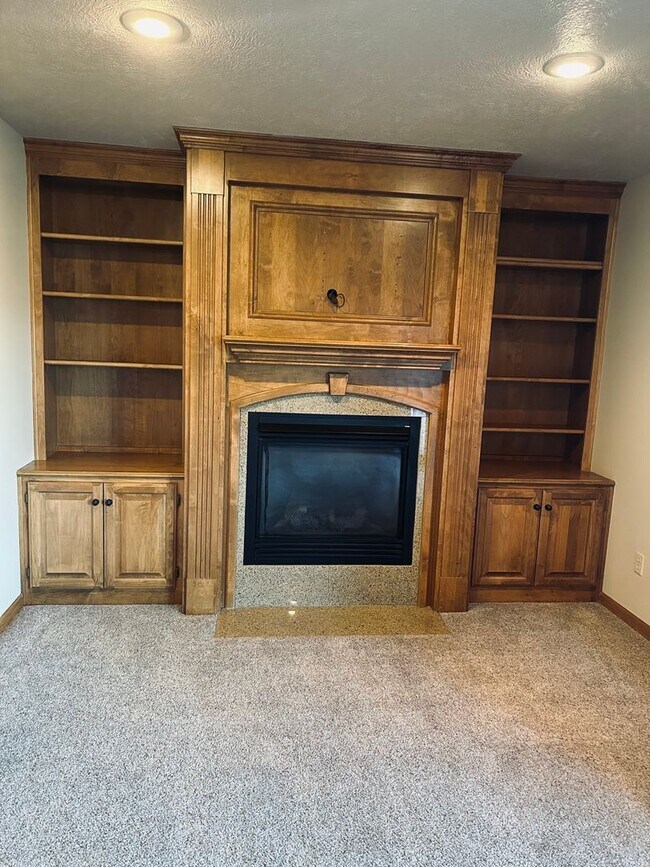 Building Photo - Gorgeous Home Located on Rivercut Golf Cou...