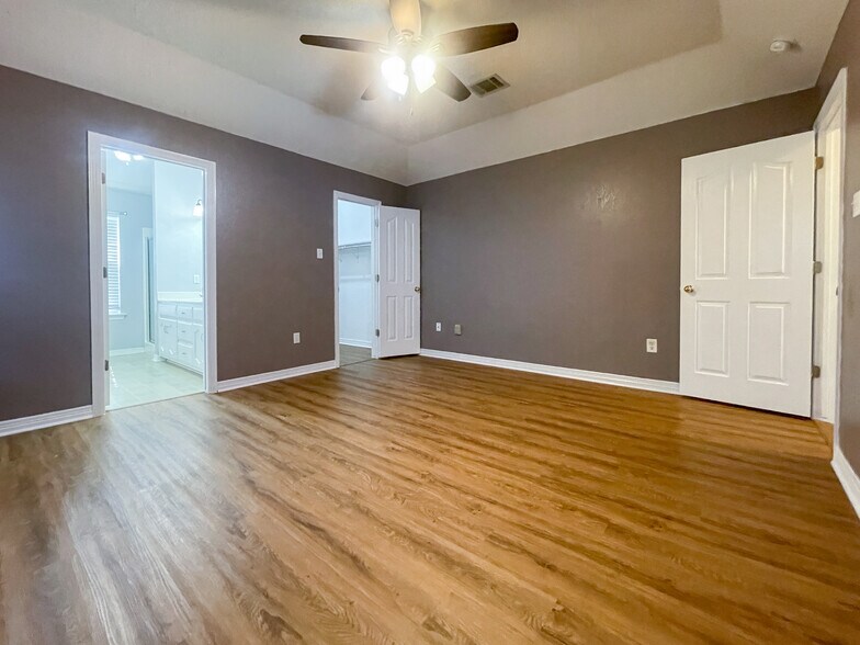 Building Photo - 1029 S Haven