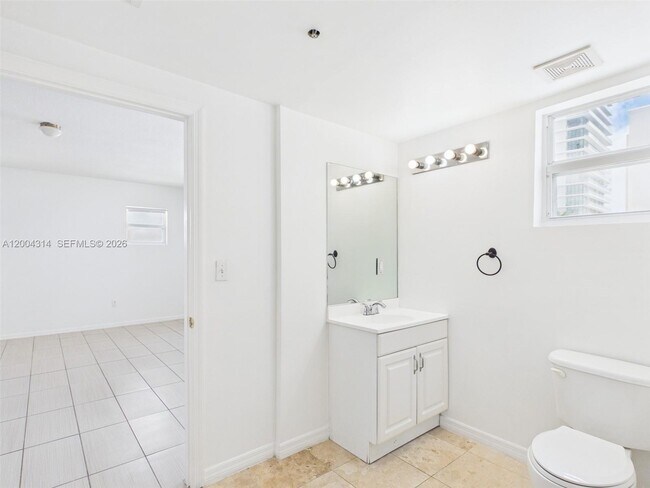 Building Photo - 425 NE 30th St