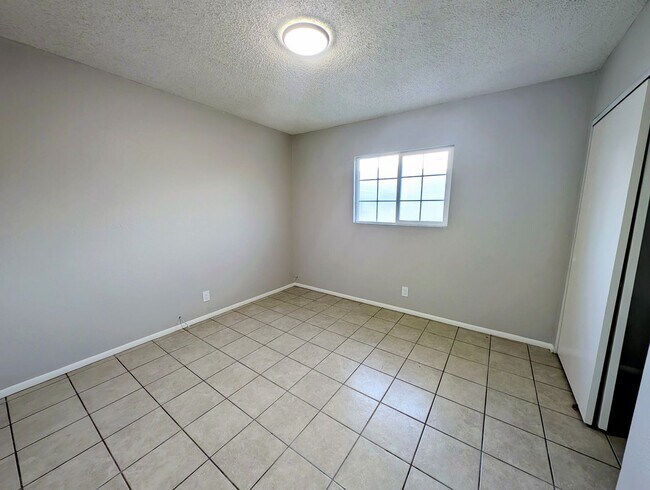 Building Photo - 4-bedroom house with a 2-car garage available in Hawthorne