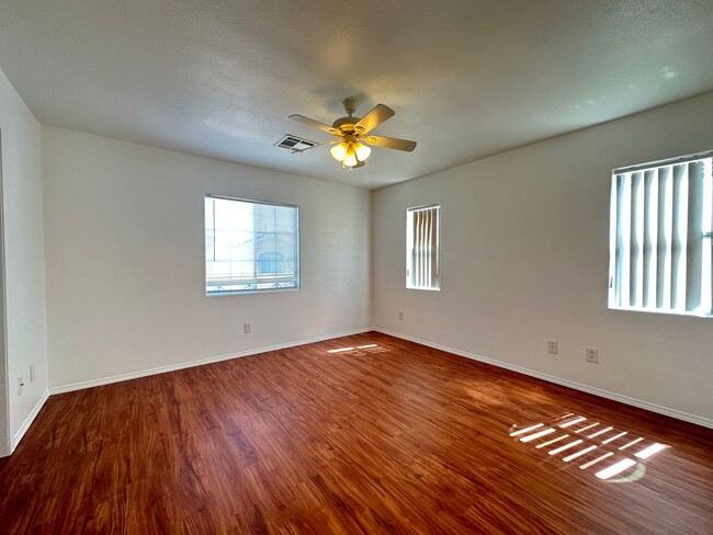 Building Photo - Single Family Home 3 Beds, 2.5 bath, 1 car garage