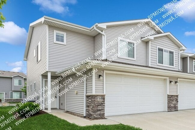 Primary Photo - 768 NE Macey Way