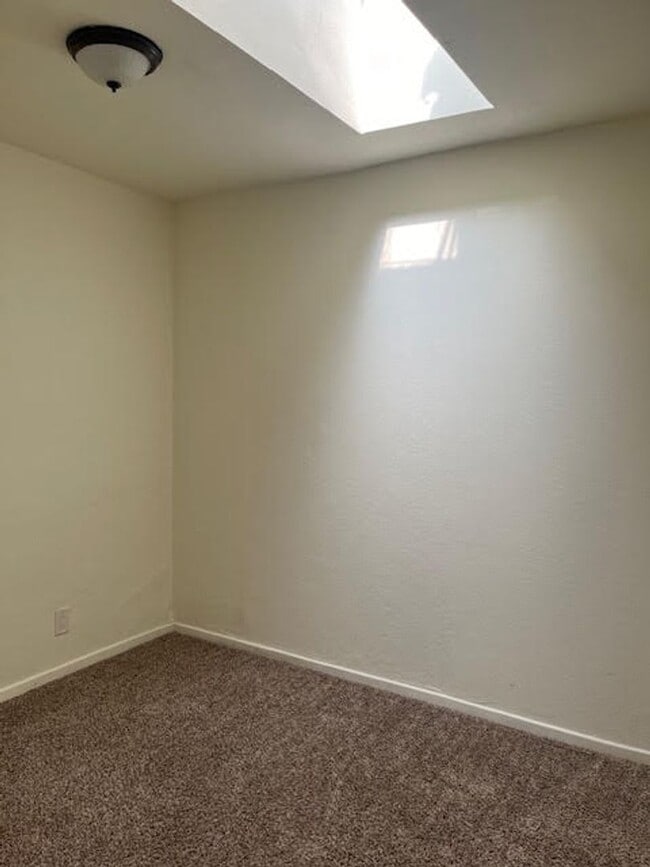 Building Photo - Pet Friendly 4 Bedroom Home