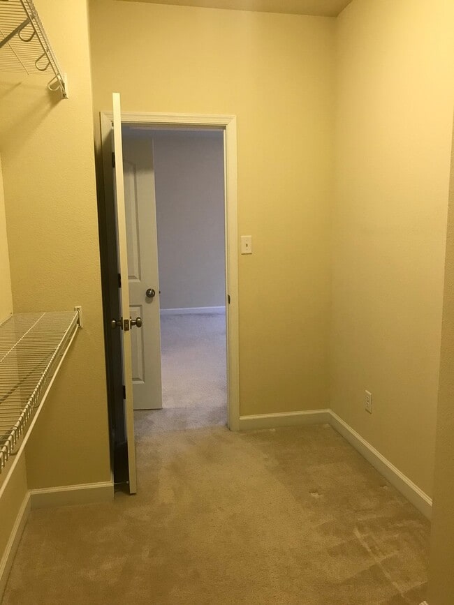 Building Photo - Spacious & Updated 3BR/3BA Home Near Shopping & Interstate Access!