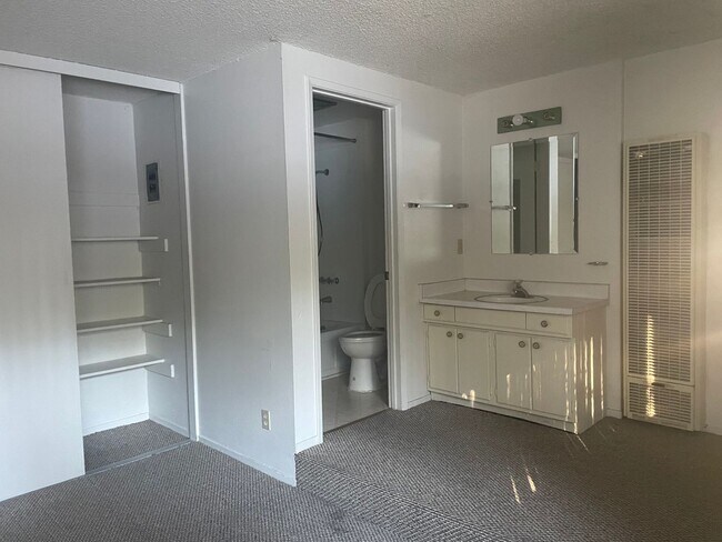 Building Photo - TH110-AfarinLLC