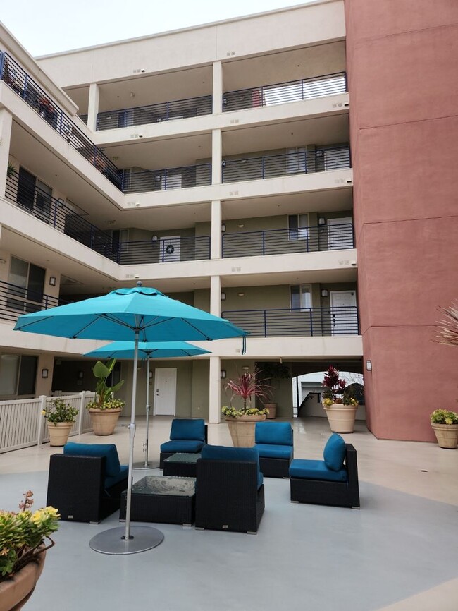 Building Photo - Downtown Marina District, 2 bed + Den 2 ba...