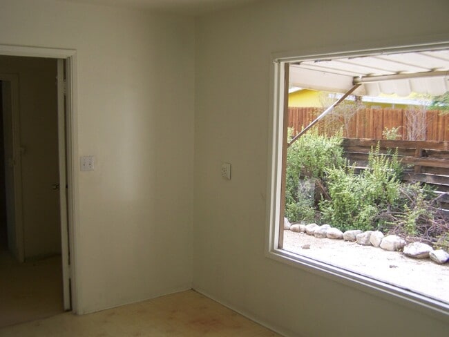 Building Photo - 2 Bed +1 Bath SINGLE FAMILY HOME + HUGE ba...