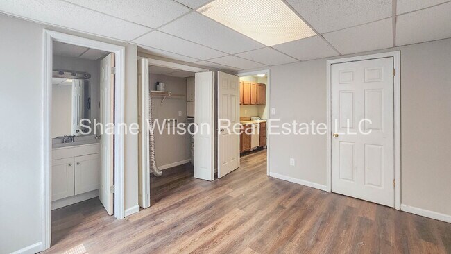 Building Photo - Cute Townhouse Available!