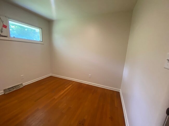Building Photo - Charming 3-Bed Rental Home with Wood Floor...