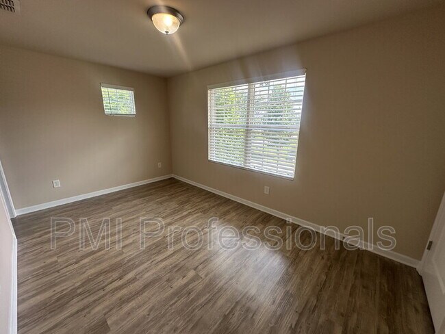 Building Photo - 308 Dill Ln