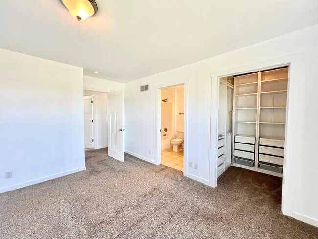 Building Photo - 4316 Sandhill Dr