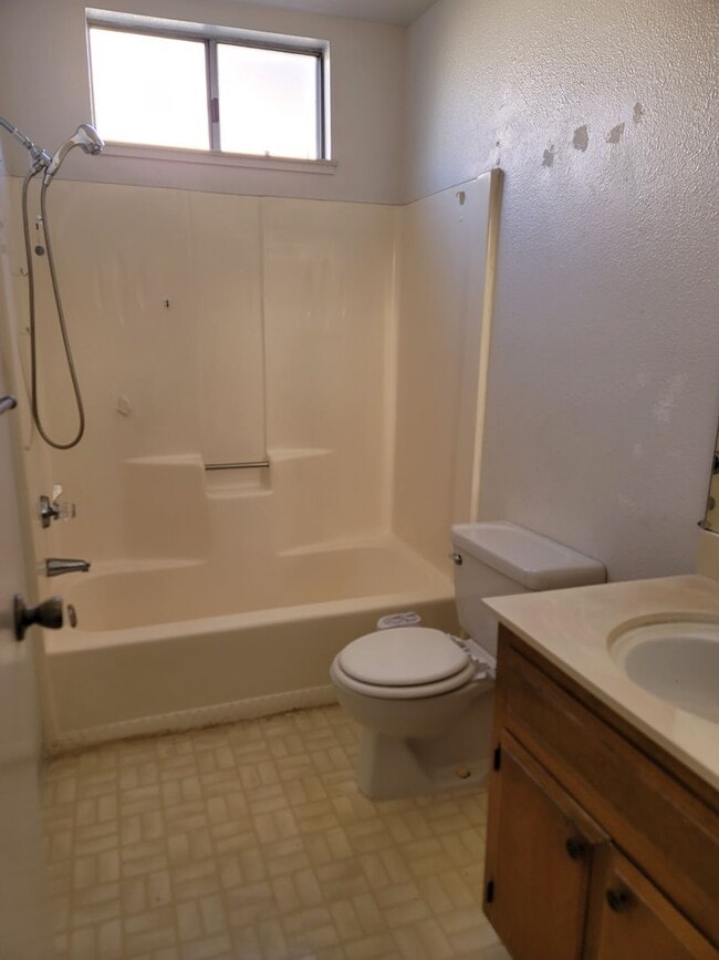 Building Photo - 1031 Fallbrook Dr