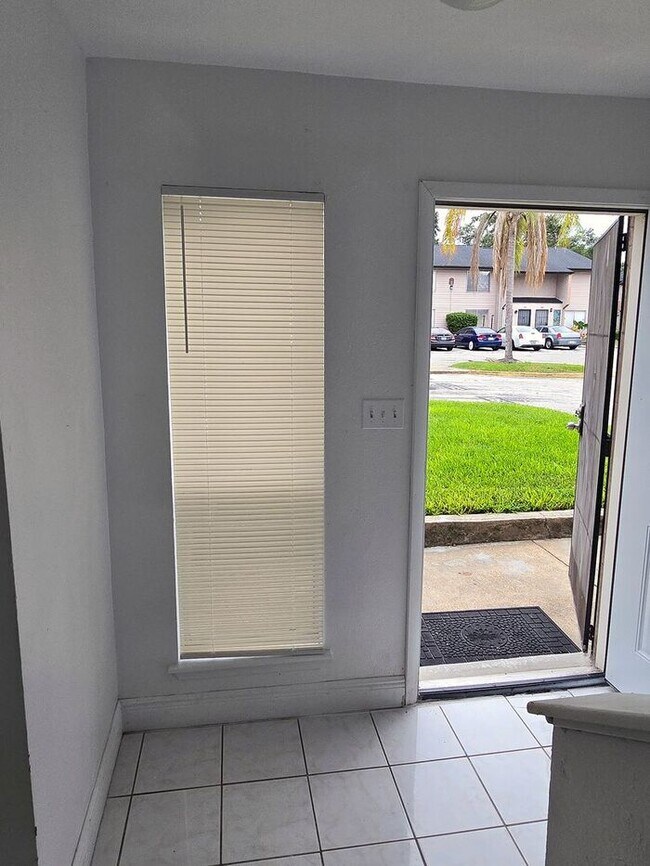 Building Photo - Large Two bedrooms with a cover patio