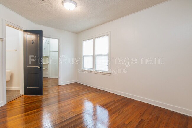 Building Photo - 621 N Broadview Ave