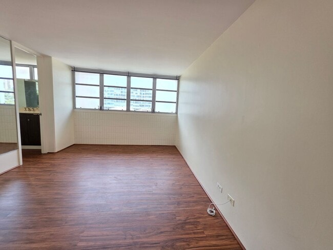 Building Photo - AVAILABLE NOW! Spacious and bright 2 bed, 2 bath, 1 parking unit on Ward Ave
