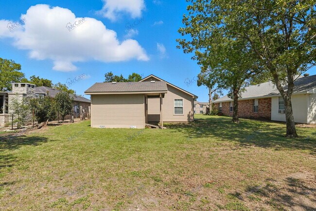 Building Photo - 509 W Cedar St