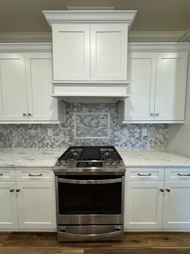 Building Photo - Grandeur Brick 4/3.5 with Bonus Room in Th...