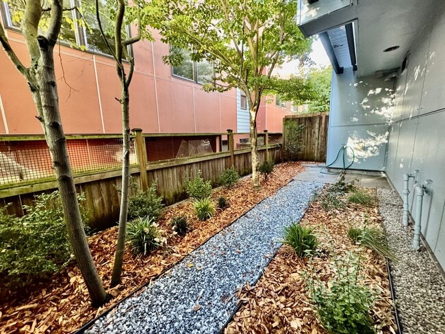Building Photo - Stunning Fremont Townhome - Incredible Loc...