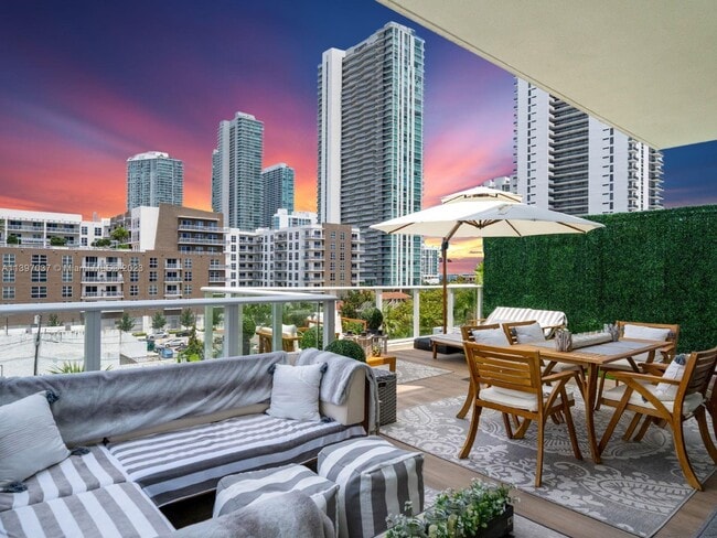 Primary Photo - 321 NE 26th St