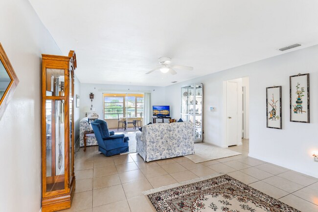 Building Photo - 504 SE 6th Ter