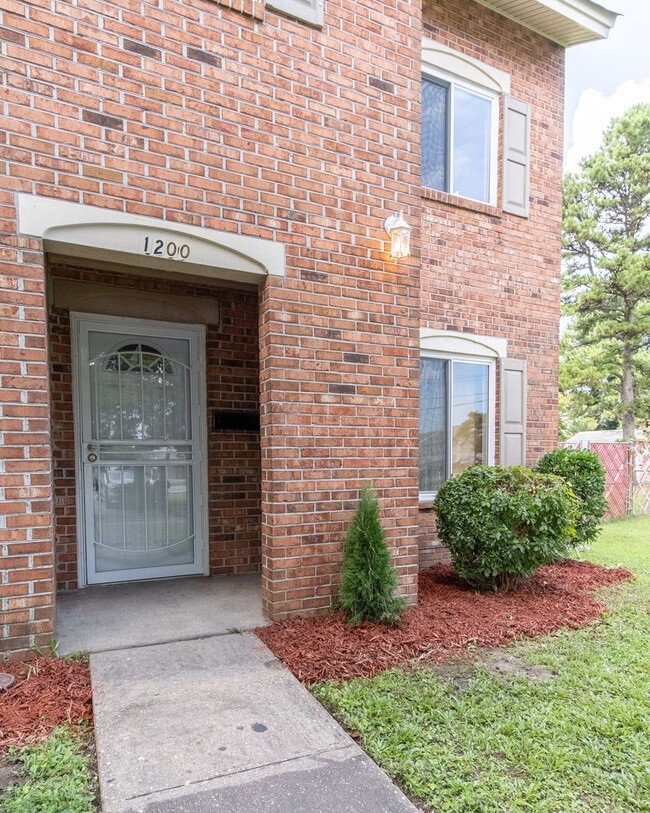 Building Photo - MOVE IN READY 3 Bedroom